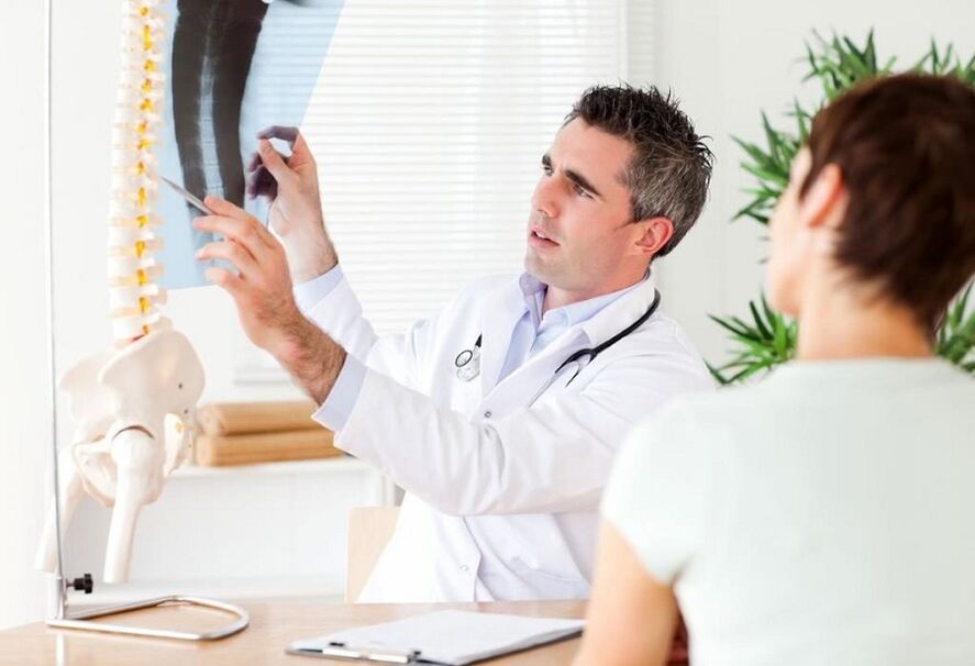 medikuak erradiografia bat aztertzen du toraziko osteokondrosia diagnostikatzeko